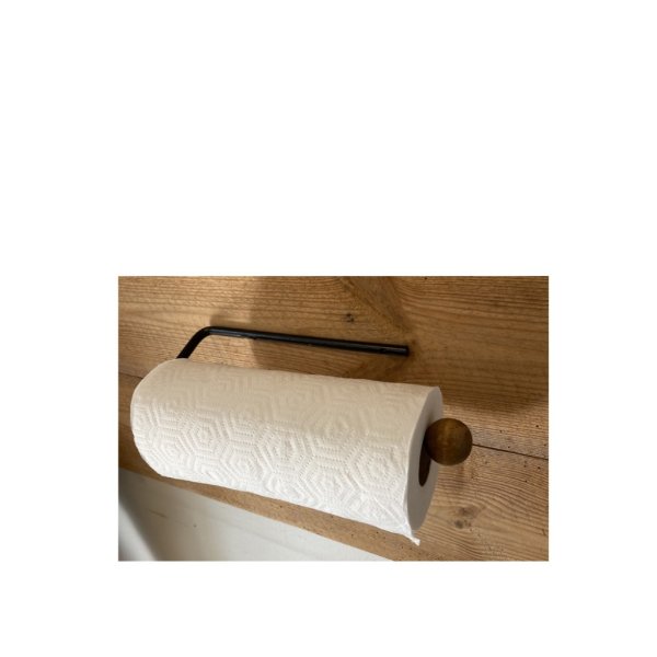 Hållare till hushållspapper i smide med trä knopp. I modell att sätta på väggen, stående eller liggande. Praktisk, lätt och smid