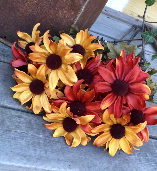 Höst Rudbeckia i en vacker gul nyans. Välarbetad och verklighetstrogen konstblomma med flera blommor och längre stjälk. Lika fin