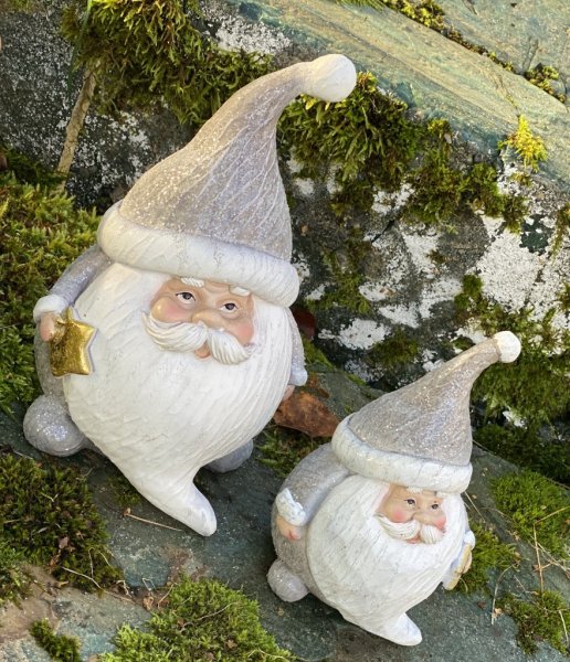 Tomte i rund söt modell. Vacker och detalj full modell i guld och vitt. Finns i två modeller -Större -Mindre Båda stilfull och e