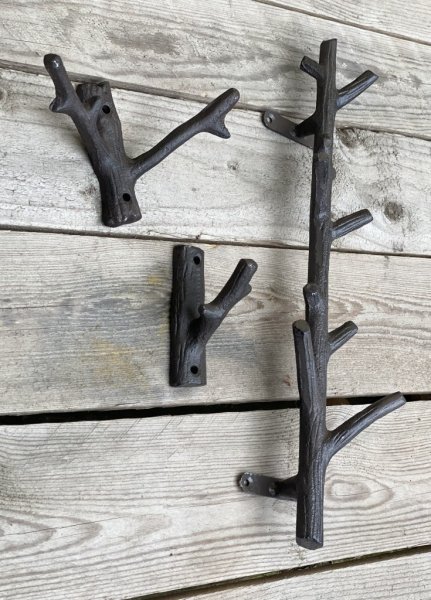 Hängare trä med grenar som krokar. Finns i tre olika modeller. -Större -Mindre en gren -Mindre två grenar Går i bruna matta nyan