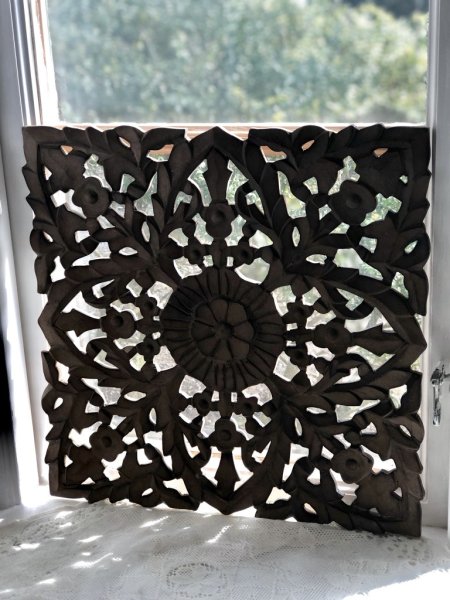 Snidat insynsskydd väggdekor med vackert mönster