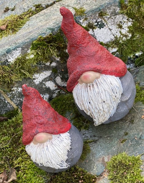 Söt rund skogs tomte med yvigt skägg röd luva. Finns i två olika storlekar -Större -Mindre Detalj fulla och välarbetade med deta