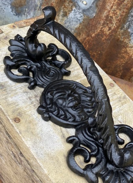 Stort tungt och vackert handtag med snirkliga detaljer och ett lejon i mitten. Större i modellen och i grepp ytan så man får ett