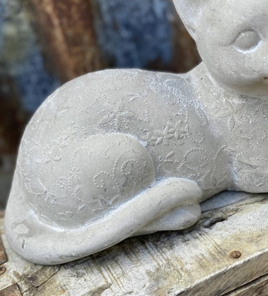 Stilig och elegant liggande katt i betong. Detaljfull och välarbetad med detaljerat mönster. Att dekorera med inomhus som utomhu