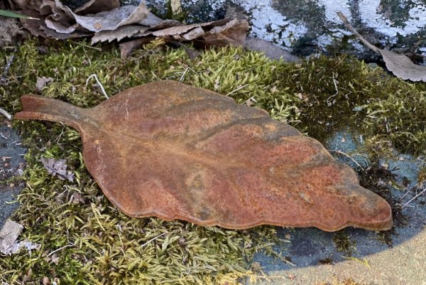 Vackert handgjort järn löv i större oval modell. Med lätt skålform kupning i bladets mitt. Detaljrikt och välarbetat hantverk s