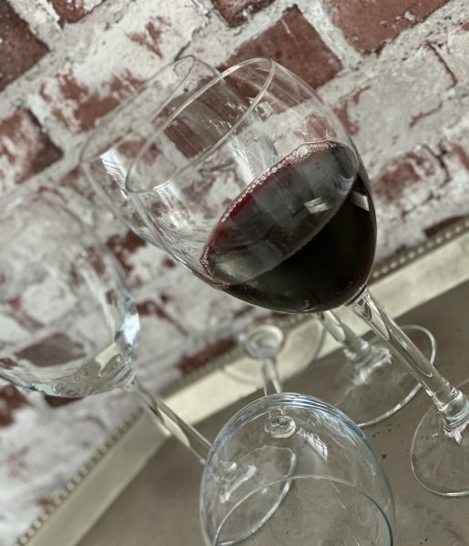 Klassiskt vinglas rödvinsglas på fot 42cl. i klart glas med kupa i klassisk vid form. Säljes i fyr-pack om fyra glas. Höjd: 21