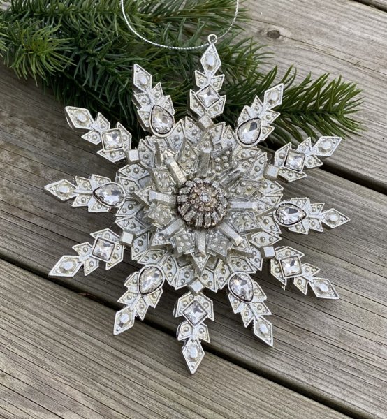 Vacker och elegant silver färgad stjärna med glitter och diamant formade prismor. Stjärnan är i lite större och tyngre modell så