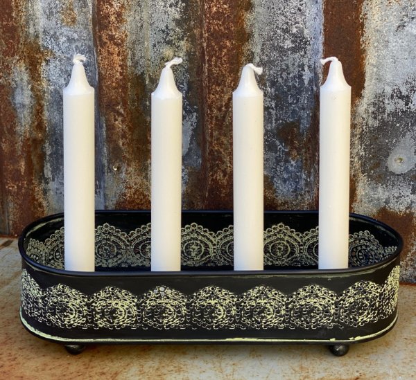 Ruffig och tidsbiten adventsljusstake i modell old gammeldags modell och stil. Går i svart skiftande i nyanserna tillverkad i me