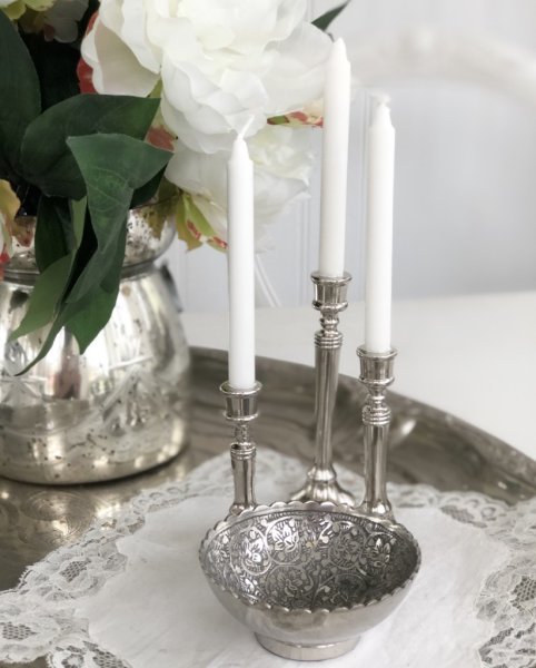 Liten skål i silverfärgad metall med vackert mönster och vågat kant runt om. För servering, förvaring och dekoration. Stilrent o