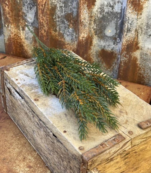 Grön grankvist i vacker konstgjord modell. Att dekorera med ensam eller som utfyllnad i en bukett eller arrangemang. Från Mr Pla