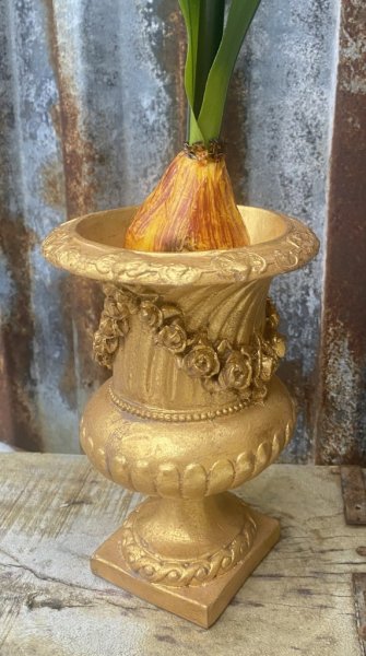 Kruka / pokal på fot i guld. Vackert dekorerad med rosor . För blommor i kruka eller snitt. Höjd: 15cm Bredd: 10cm Säljes utan