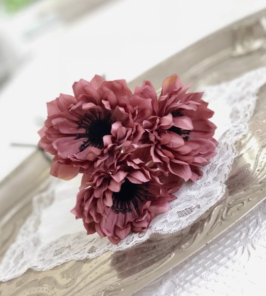 Vacker Anemon bukett om tre stycken blommor i tre olika dova vackra nyanser. -Mörk Blå -Gammelrosa -Creme Vitt Vackra verklighet