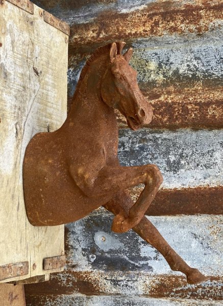 Vacker och elegant häst som sitter på väggen så det ser ut som om den springer ut ur väggen. Vacker på väggen som dekoration ell