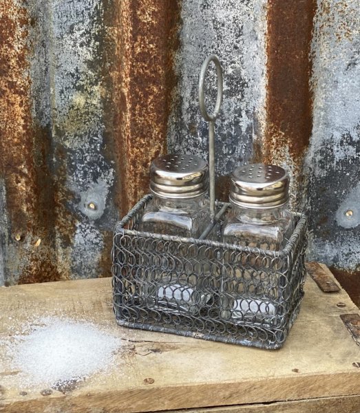 Salt och peppar kar i glas. Står i en zink korg med handtag upptill. Karen står löst i korgen så man kan även ha korgen till tex