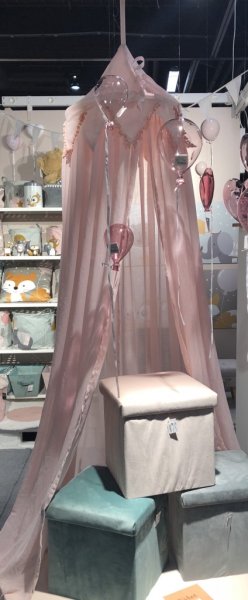 Vacker sänghimmel i tyg. Böljande modell med vacker bord runt om upptill med små tyg bollar. Sänghimmeln finns i tre nyanser -R