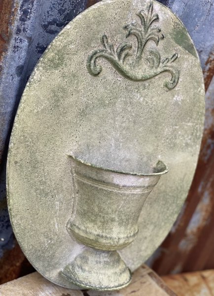 Vacker och annorlunda Fransk inspirerad väggkruka i antik stil. Med rundad rygg dekorerad med ett krön och en kruka. Att sätta e