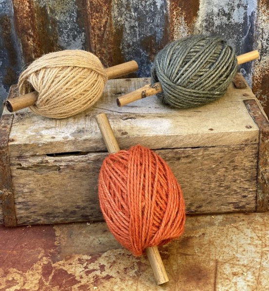 Jutesnöre virat på en bambu pinne. Finns i två olika nyanser på snöret -Beige -Grå -Orange För tex pynt, pyssel eller dekoratio