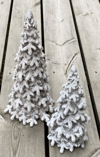 Vacker vit vinter gran med snö/frost kristaller och lätt is täcke. Detalj full och välarbetad med grenar i olika storlekar. Fin