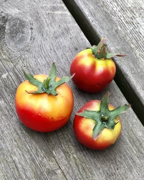 Röda cocktailtomater konstgjorda till dekoration, i verklighetstrogen design. Säljes i pack om åtta stycken i olika storlekar. A