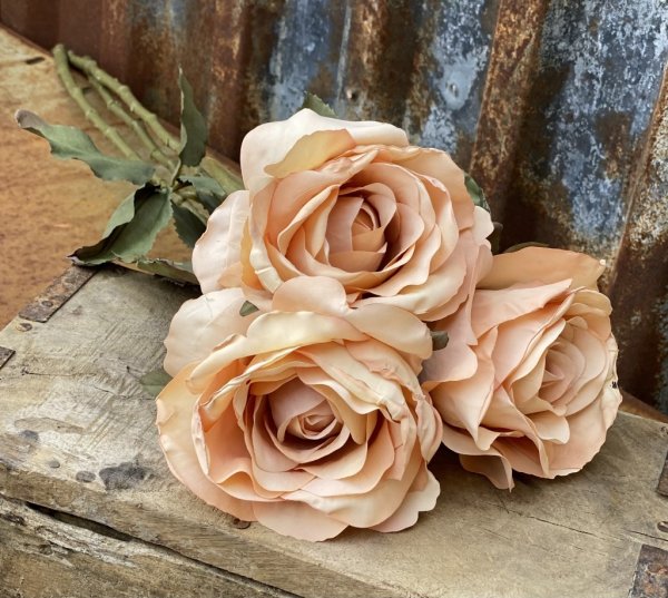 Vacker konstgjord torkad ros i mjuka nyanser. Stilfull och elegant i välarbetad modell. Utslagen och mjuk i nyanserna. Från Mr P