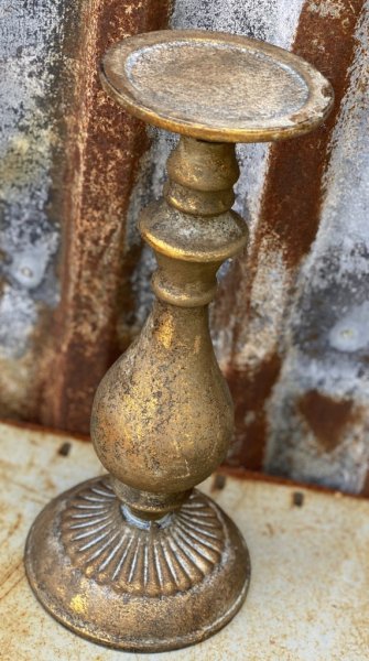 Vacker ljusstake i antik guld tillverkad i plåt/metall. Kurvig modell med stor rund fot och platta för ljuset. Anpassade för så