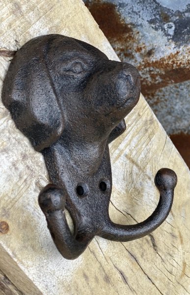 Vacker detaljrik krok i järn. Antik brun i nyansen och dekorerad med ett ansikte av en hund och två krokar. Höjd: ca 10cm Bredd