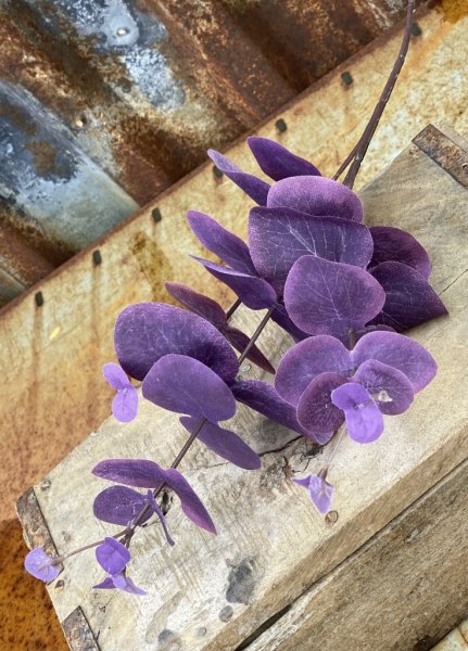 Eucalyptus kvist i lila nyans att dekorera med. Konstgjord i verklighetstrogen välarbetad fyllig modell. Vacker att ha för sig e