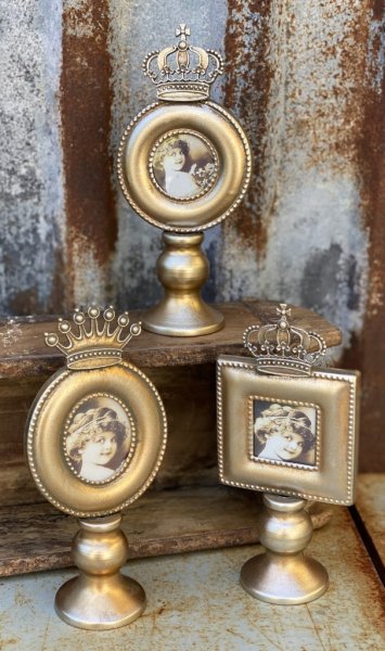 Vacker hjärta med krona och monogram i guld. Finns i två modeller -JHS -MM Med snöre upptill och motiv på båda sidorna. Mäter 1