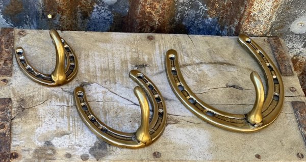 Vacker och elegant krok formad som en hästsko. Går i en guld ruffig nyans och finns i tre storlekar. -Större -Mellan -Mindre Lik
