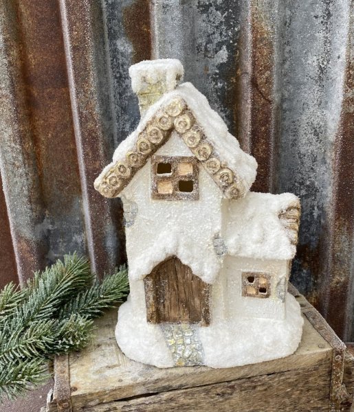 Tomtens vacker vinter stuga/hus med belysning. Tillverkad  i keramik med fina detaljer runt om och dekorerad med puder snö.  Med