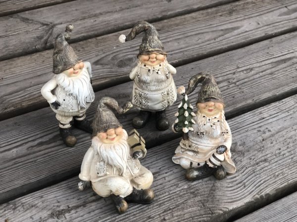 Skogs tomtar att dekorera med. I fin modell detaljfull och välarbetad i natur nyanser av brunt och vitt. Finns i olika modeller