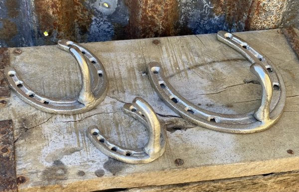 Vacker och elegant krok formad som en hästsko. Går i en silver färgad ruffig nyans och finns i tre storlekar. -Större -Mellan -M