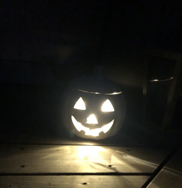 Pumpa huvud ljuslykta i betong. Med utskuret ansikte och lock. Att sätta ljus i eller en ljusslinga. Passar lika bra utomhus som