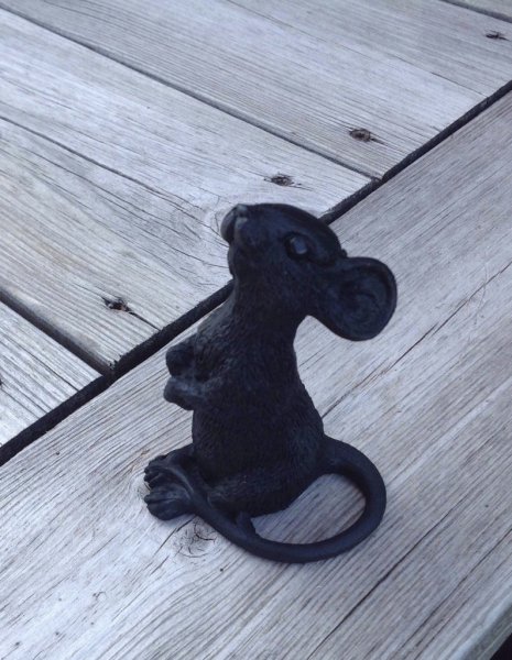 Söt svart mus att dekorera med. Detaljrik och välarbetad i gullig modell. mäter ca cm