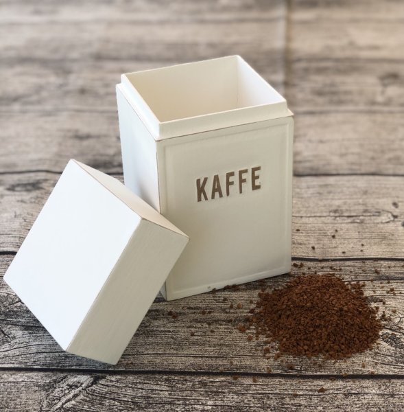 Lantlig vit kaffe burk i trä med text KAFFE på två sidor med lock. I lantlig stil med fabriksnötta kanter. Från Different Design