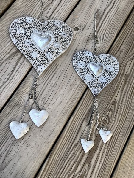 Vackert silver färgat hjärta i orientalisk stil. Hängande modell med små hjärtan i kedja under det stora hjärtat. Finns i två mo