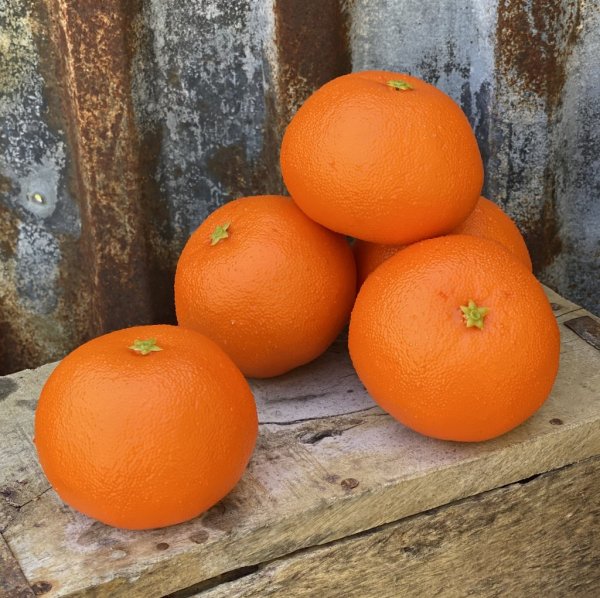 Mandarin/ Clementin i rundad orange modell, att dekorera med. Välarbetad, verklighetstrogen, konstgjord modell. Mäter ca cm pe