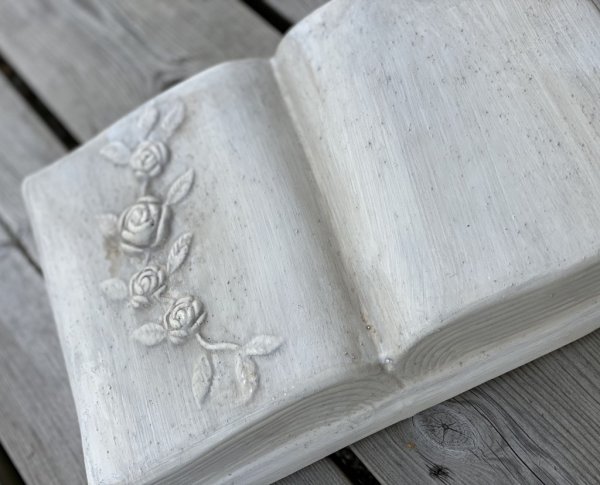 Bok med rosor. En grav /minnes dekoration eller enbart vacker att dekorera med. Finns i två modeller. -Utan hållare för ljus/blo