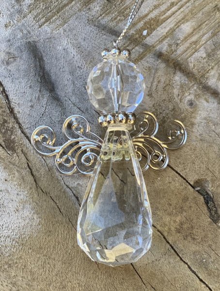 Vacker ängel av prismor och pärlor deklorerad med silver färgade vingar. Snöre upptill så man kan hänga. Vackra slipningar som r
