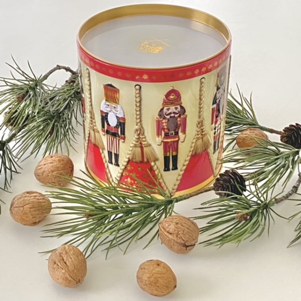 Vacker och elegant plåtburk formad som en trumma. Dekorerad runt om med julsoldater / nötknäppare. Går i vackra klara jul nyanse