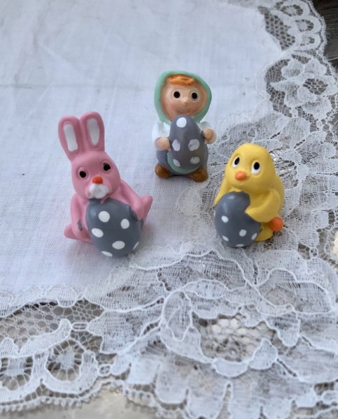 Små söta pastelliga påsk figurer. -Påskkärring -Påskhare -Påskkyckling Detaljrika och välarbetade. Lika söta att dekorera med v
