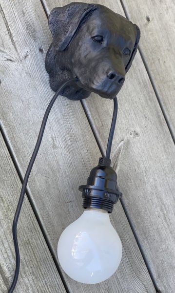 Lampa vägglampa  hund. I vägg modell med ansiktet av en hund som håller lampsladden i munnen. I mindre lättplacerad modell med s