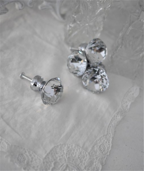 Vacker glasknopp med diamant liknande utformning på toppen stilfull med vackra slipade kanter. Silverfärgad krage samt stomme so