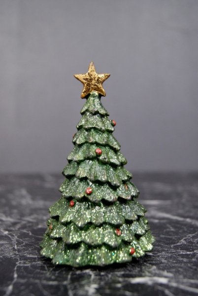 Grön glitter gran / julgran att dekorera med. Vacker modell i klarar färger och fint glitter lyster. Att ha som den är eller dek