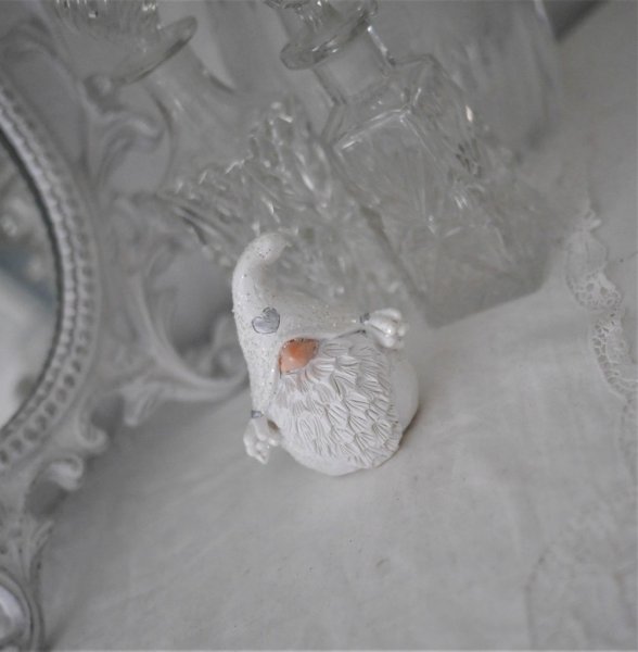 Vit söt vinter tomte / dvärg i snö modell. Med lätt glitter inslag likt snö/is frost kristaller i lätt silver. Tomten/dvärgen är