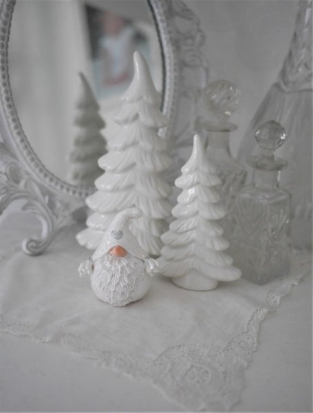 Vit söt vinter tomte / dvärg i snö modell. Med lätt glitter inslag likt snö/is frost kristaller i lätt silver. Tomten/dvärgen är