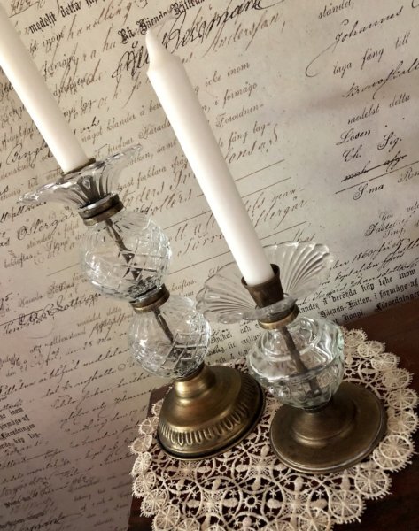 Vackra ljusstakar i gammaldags antik stil. Vackert utformade i en blandning av antik guld och glas. Finns i två storlekar -Hög