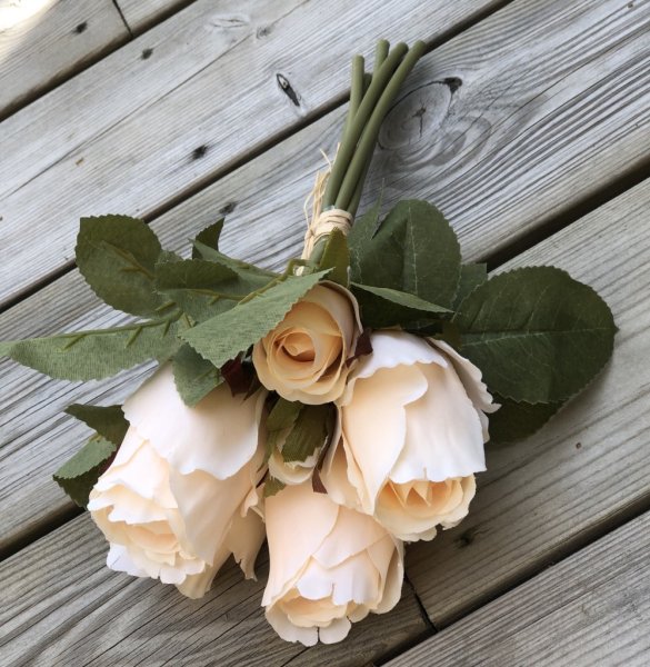 Vacker ros bukett med rosor cream och gröna blad. Mixad bukett om större och mindre rosor i samma bukett. Välarbetad och vacker