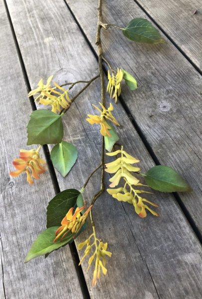 Lönn kvist/gren att dekorera med. I naturliga natur färgade nyanser och verklighetstrogen modell. Från Mr Plant Mäter 60cm