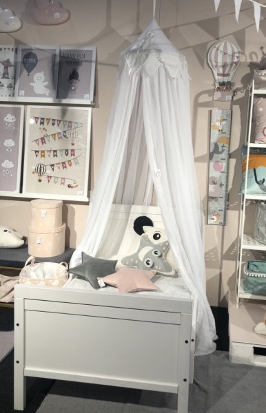 Vacker sänghimmel i tyg. Böljande modell med vacker bord runt om upptill med små tyg bollar. Sänghimmeln finns i tre nyanser -R